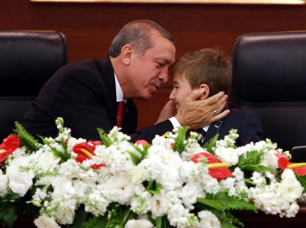Başbakanlık'taki törene Milli Eğitim Bakanı Nabi Avcı ve bir grup çocuk katıldı. Başbakan Erdoğan çocuklardan oluşan bakanlar kurulunu  makamında kabul etti. 