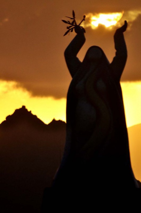 Bodrum'da batan güneşin Ege Denizi üzerinde oluşturduğu kızıllığa karışan balıkçılar ve Ege tanrıçası heykeli manzarası hayran bırakıyor.