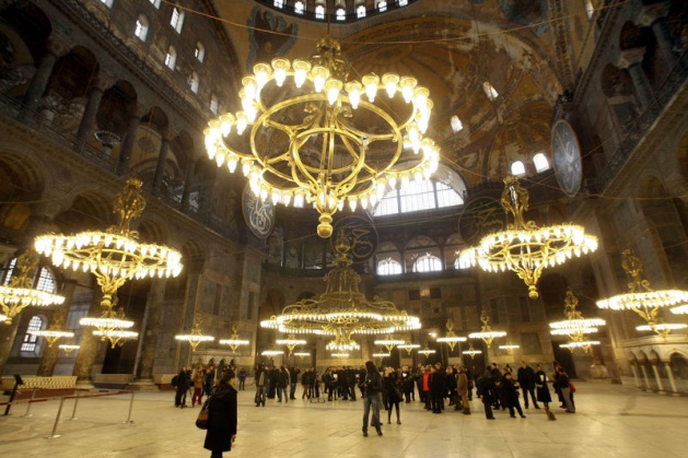 Bizans İmparatoru Jüstinyen tarafından 537 yılında yaptırılan ve 916 yıl kilise olarak kullanılan Ayasofya, Fatih Sultan Mehmet'in İstanbul'u fethinden sonra camiye dönüştürüldü ve 482 yıl cami olarak kullanıldı.