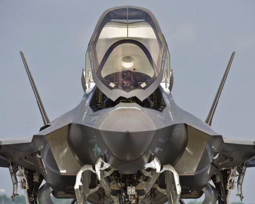 <p>F-35; havadan havaya mücadelede 4 kat daha etkili, karaya saldırı gücü 8 kat daha fazla ve stratejik keşif ve hava savunması konusunda 3 kat daha etkili bir sisteme sahip. </p>
<p> </p>