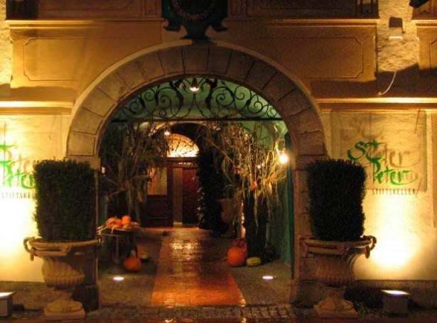 <p><strong>803- Stiftskeller St. Peter</strong><br />
Avusturya'nın Salzburg kentindeki bu restoran 803 yılından beri aralıksız hizmet veriyor.</p>