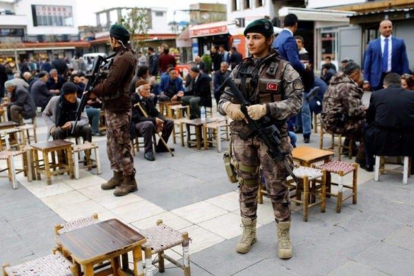 <p>Cumhurbaşkanı Erdoğan’ın geçiş yapacağı caddeler al bayrakla donatılırken, birçok noktada Cumhurbaşkanı Erdoğan ve Başbakan Binali Yıldırım’ın fotoğrafları asıldı. </p>
