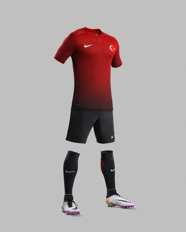 <p>Milli Takım, UEFA EURO 2016 ve FIFA Dünya Kupası Rusya 2018 elemelerinde de bu formalarla sahaya çıkacak.</p>