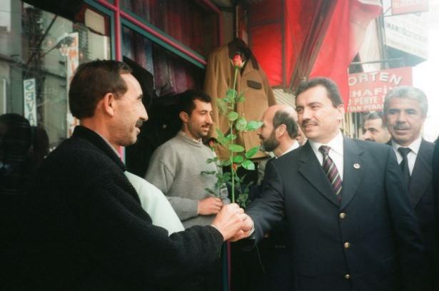 <p>BBP Genel Başkanı Yazıcıoğlu, 7 Nisan 2001'de Adana'da esnafı ziyaretinde</p>
