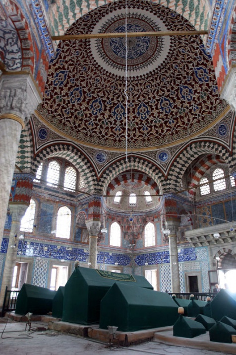 1935 yılında alınan Bakanlar Kurulu Kararı ile müzeye dönüştürülen Ayasofya, İstanbul'un en önemli tarihi sembolleri arasında yer alıyor.