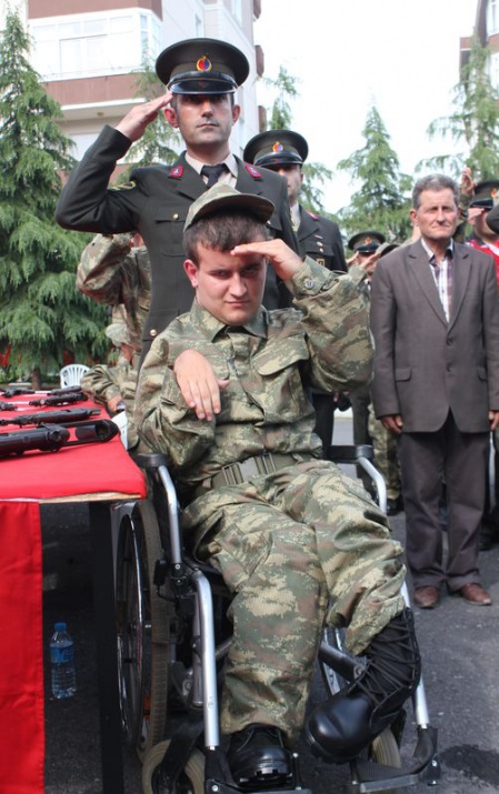 <p>Türkiye'nin dört bir yanında engelli vatandaşlar, "temsili askerlik uygulaması" kapsamında bir günlüğüne askerlik heyecanını yaşadı.</p>
