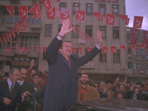 <p>1972’de kurulan ve Necmettin Erbakan’ın liderliğini yaptığı Milli Selamet Partisi’nin (MSP) ardından, ‘Milli Görüş’ hareketini temsil eden Refah Partisi (RP) ve Fazilet Partisi’nin (FP) ‘yenilikçi mirasçısı’ olarak ortaya çıktı.</p>
