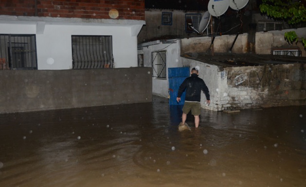 <p>İzmir'de etkili olan sağanak, su baskınlarına yol açtı.Gece yarısından sonra etkisini artıran yağış nedeniyle cadde ve sokaklarda su birikintileri oluştu. İşte yağmur sonrası İzmir'den manzaralar...</p>