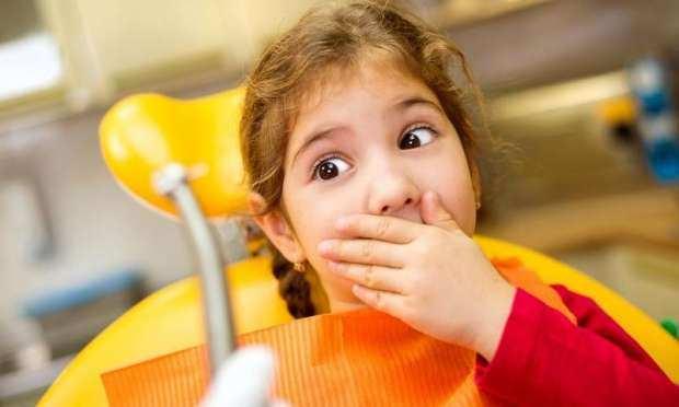 <p>Dişçi korkusu, sadece çocuklarda değil, yetişkinlerde de sıklıkla rastlanılan bir durumdur. Dişçiye gidilmesi gereken bir durum olduğunda kimimiz kaçar, kimimiz bahaneler uydurur ağrı çekmeye razı oluruz. E çocukların korkması da normal bu durumda. <strong>Peki çocukları dişçilere nasıl alıştırırız?</strong></p>
