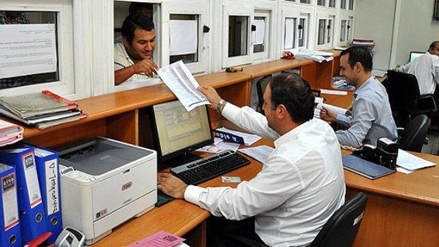 <p>Önümüzde de ihraç için Başbakanlıkla görüştüğümüz bir liste var. Oldukça önemli sayıda da iadesini düşündüğümüz kişiler de mevcut. Neden açığa alınanların iadesinde çok çabuk davranmıyoruz? Çünkü acele davranma bir taraftan bizi, Allah korusun yanlışlıkla onları ihraca sürükleyebilir. Dolayısıyla arada kaldığımız durumlar için açığa alma durumunu sürdürüyor ve delilleri yeniden gözden geçiriyoruz.</p>