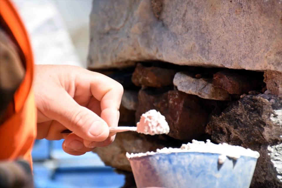 <p>Restorasyon çalışmalarını Kültür Varlıkları ve Müzeler Genel Müdürlüğü Restorasyon Dairesi Başkanlığının destekleriyle yürüttüklerini vurgulayan Söğüt, çalışmaların yıl sonunda tamamlanacağını söyledi.</p>
