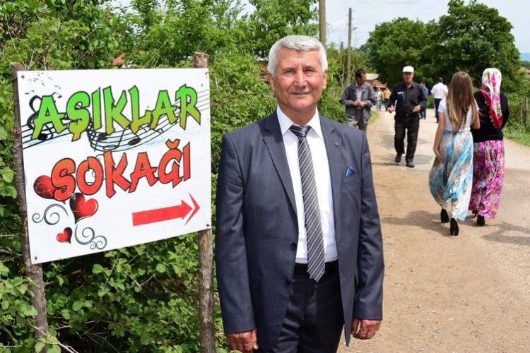 <p>Aşıklar Sokağı'nda birçok genç birbirleriyle tanışıp, <strong>ileride evliliğe uzanacak arkadaşlığın</strong> temellerini bu sokakta attı.</p>