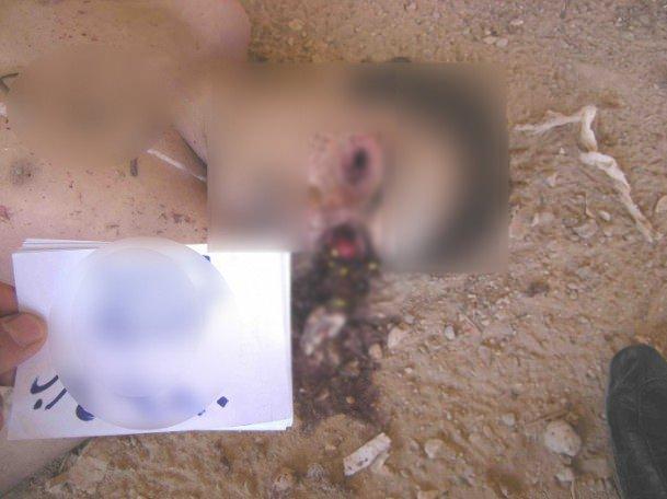 <p>&nbsp;Yeni ulaşılan&nbsp;fotoğraflarda, muşambalara&nbsp;sarılmış &ccedil;ıplak insan bedenleri ve Suriyelilere&nbsp;baştan aşağı uygulanmış&nbsp;insanlık dışı işkence izleri g&ouml;r&uuml;l&uuml;yor. Bir fotoğrafta yakılmış ve uzuvları par&ccedil;alanmış bir ceset yer alırken, diğer fotoğrafta bir Suriyeli'nin&nbsp;g&ouml;zleri oyulmuş haldeki g&ouml;r&uuml;nt&uuml;s&uuml; bulunuyor.</p>