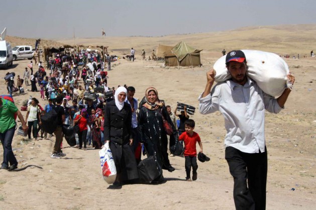 Peşmergeler tarafından karşılanan sığınmacılar, bölgede Nusra Cephesi ve PYD arasında yaşanan savaş ile açlık ve yokluk nedeniyle yurtlarını terk ettiklerini dile getirdi.