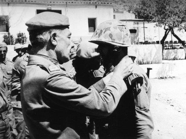 <p>Tuğgeneral Sabri Demirbağ Terfi Eden Subayların Rütbelerini Takarken</p>
<p> </p>