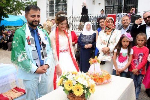<p>Nevşehir'de telefon satışı ve tamiri yapan esnafın düğün töreninde, davetliler damada altın yerine 10 akıllı telefon hediye etti. </p>

<p> </p>
