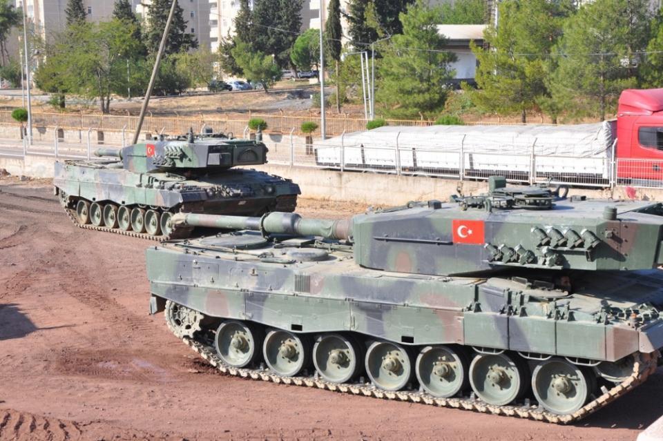 <p>İstanbul Maltepe’de bulunan 2. Zırhlı Tugay Komutanlığı General Nurettin Baransel Kışlası’ndaki tank ve zırhlı araçlar, PYD kontrolündeki Suriye’nin Meydani Ekbez bölgesinin karşısında bulunan Gaziantep’in İslahiye ilçesine getirilmeye devam ediyor. </p>
