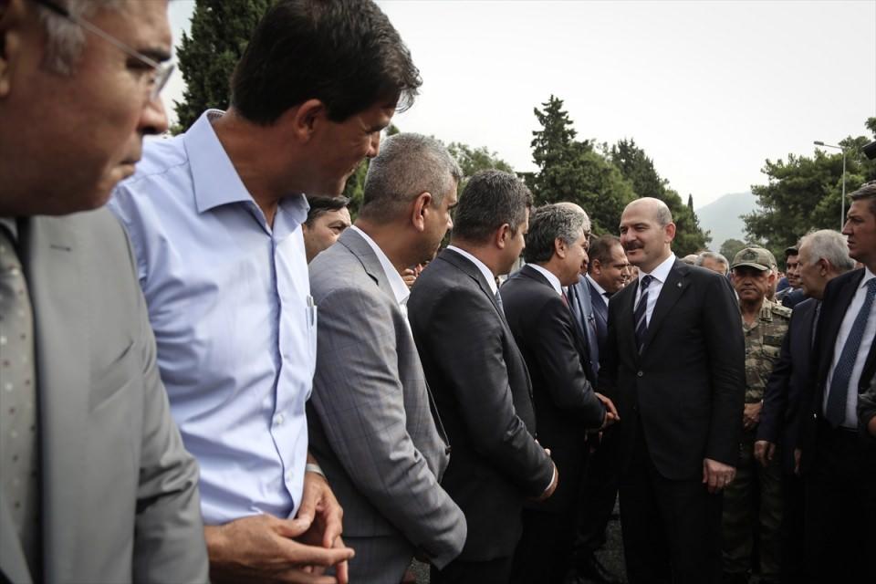 <p>Ardından aynı heyetle helikoptere binen Soylu, Osmaniye ve Hatay sınırlarındaki Amanos Dağları'nda havadan incelemelerde bulundu.</p>
<p> </p>