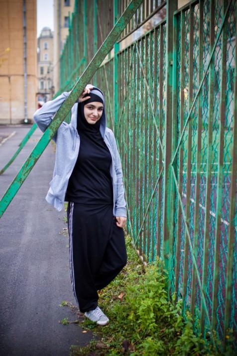 Rusya’da halihazırda yaklaşık 150 İslami moda tasarımcısı faaliyet gösteriyor. Görevleri, sadece kadınları İslami kanunlar uyarınca giyindirmek değil, giyimlere milli unsurları katmak, modellerini Rusya iklim özelliklerine adapte etmek. Tasarım şablonlarından dikişe kadar her şey Rusya’da yapılıyor.