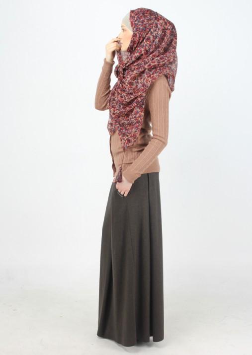 Ufalı İslami moda tasarımcısı ve MIRRAL Şirketi Başkanı Rimma Baytimirova, yerli İslami giyim üretiminin gelişmesini, dışarıdan getirilen giyimlerin Rusyalı Müslümanlara uymadığına bağlıyor. Rusya’nın Sesi radyosuna demeç veren Baytimirova, “Mağazalarda genellikle Türkiye ve Mısır’dan getirilen giyim sunuluyor. Ama aslında bize uygun değil. Türkiye, kendine has giyim vizyonuna ve kadın antropometrisine sahip. Arap ülkeleri de özel bir iklime ve asırlara dayanan mentaliteye sahip. Bizse soğuk kışa, sıcak yaza sahibiz. Bu nedenle, iklimimizin özelliklerine ideal bir şekilde uyacak giysiyi düşünmemiz gerek. Üstelik, çoğu kadınlarımız yüksek mevkilerde bulunuyor, çalışıyor. Çalışmak için rahat ve aynı zamanda İslam normlarına uygun kıyafetlere ihtiyaçları var. Piyasada öyle bir ürün yok. Bu tür elbiselerin üretilmesi ihtiyacı doğdu.” dedi.