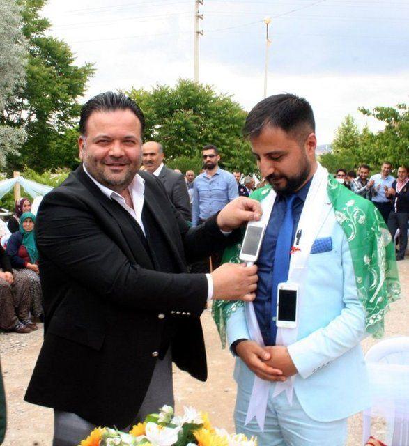 <p>Arkadaşlarının kendi aralarında 'iphone Osman' dediği cep telefonu ticareti yapan Osman Güneş ile nişanlısı Gülnur Ekici'ın düğünü Nevşehir'in Gülşehir İlçesi'ne bağlı Tuzköy Köyü'nde yapıldı.</p>
<p> </p>
<ul>
</ul>
<ul>
</ul>