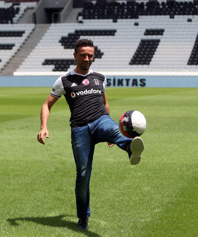<p>Gökhan Gönül: Kendi formamı giydiğim takımlara hizmet etmek benim için en önemli şey. Ben şu anda Beşiktaş'tayım ve Beşiktaş'ı tutuyorum.</p>
