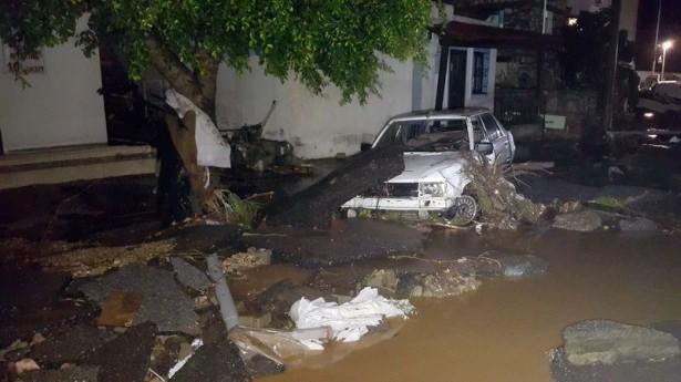 <p>Akşam saatlerinde ilçe merkezinde etkili olan sağanak yağış sele dönüştü. Şakir Caddesi ile Dere Sokak’taki 20’ye yakın araç sel suyuyla sürüklendi.</p>
<p> </p>