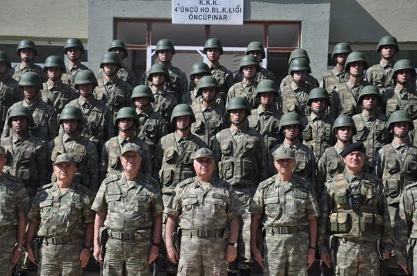 Genelkurmay Başkanı Orgeneral Necdet Özel, Kara Kuvvetleri Komutanı Org. Hayri Kıvrıkoğlu ile son günlerde hareketli saatlerin yaşandığı Şanlıurfa'nın Suriye sınırındaki ilçelerinde incelemelerde bulundu.