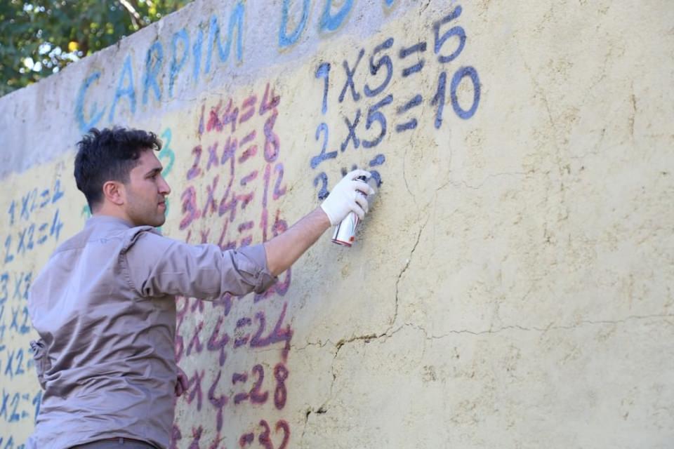 <p>Sur İlçe Milli Eğitim Müdürlüğünün desteğiyle okulun hem iç hem de dış boyasını yaptıklarını, yeşeren bir dünyanın olabilmesi için İl Fidan Müdürlüğünden aldıkları 100'e yakın fidanı bahçeye diktiklerini aktaran Gümüş, çocukların yüzünü güldürmek için sosyal medyayı kullanarak, Çarşı ve Umut Atölyesi gibi gruplardan kırtasiye ile giyecek yardımı aldıklarını belirtti.</p>

<p> </p>
