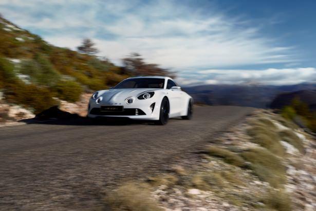 <p><span style="color:#FFFFFF">Alpine'in motoruna dair detaylar kesin olarak belli olmasa da, Fransız marka, aracın 0'dan 100 km/s'ye 4.5 saniyede çıkabildiğini söylüyor.</span></p>