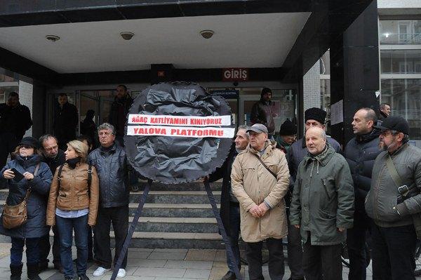 <p>Yalova Platformu Başkanı Avukat Zeki Öçal, kesilen ağaç sayısının 158 değil, 223 olduğunu ve konuyu yargıya taşıyacaklarını söyledi. Avukat Öçal "Yalova Platformu olarak belediyeye önerilerde bulunduk. Ağaçların kesilmesine gerek duyulmadan da orada trafik düzenlenmesinin yapılmasının mümkün olduğunu dile getirdik. Ama acele neyse Yalova Belediyesi bu ağaçları katletti. Yalova Belediye Başkanı Vefa Salman'ın doğa düşmanı, ağaç katliamcısı olduğunu ilan ediyoruz" dedi.<br />
</p>