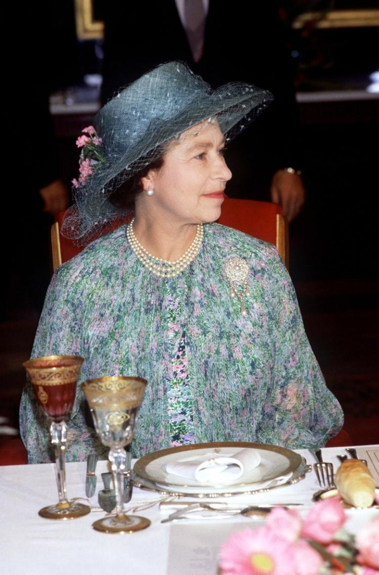 <p>Birleşik Krallık'ta en uzun süreli monark olan İngiltere Kraliçesi 2. Elizabeth, tahttaki 65. yılını geçen ay kutladı.</p>
<p><a href="http://www.yasemin.com/"><strong><span style="color:rgb(128, 0, 128)"><em>yasemin.com</em></span></strong></a></p>