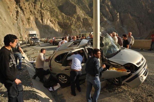 <p>Artvin'de kızlarının mezuniyet törenine giden ailenin bulunduğu otomobilin elektrik direğine çarpması sonucu 1 kişi hayatını kaybetti.</p>
