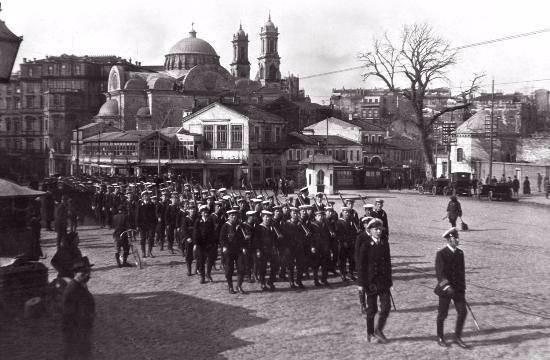 <p> 1920 yılında Taksim’e giriş yapan İngiliz işgal kuvvetleri</p>

<p> </p>
