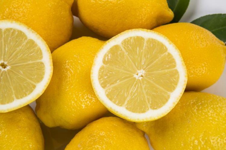 <p>Misket limonu yuvarlak, limon ise daha ovaldir.</p>