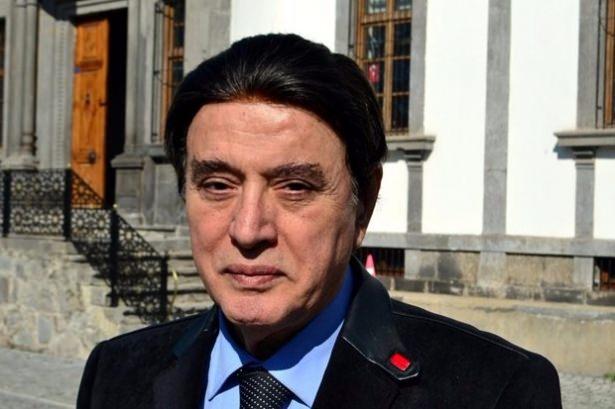 <p>Türk pop müziği sanatçısı Erol Büyükburç, 12 Mart 2015'de İstanbul'daki evinde ölü bulundu.</p>
<p> </p>