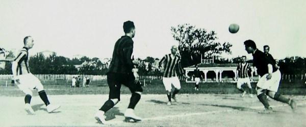 <p>Ezeli rekabetin başlaması: İlk Galatasaray-Fenerbahçe derbisi<br />
<br />
Ülkenin resmî tatili olan cuma gününe istinaden kurulan Cuma Ligi’nde, tarihler 17 Ocak 1909'u gösterdiğinde, Mekteb-i Sultani (Galatasaray Lisesi) ile Fenerbahçe arasındaki ilk derbi oynandı.</p>
