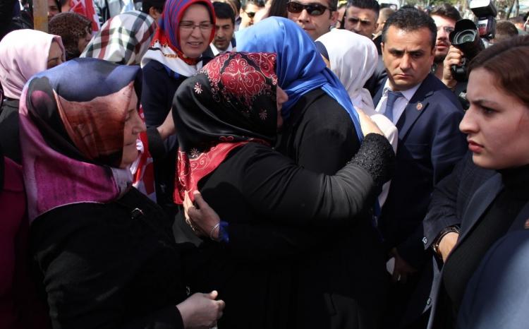 <p>Miting alanına ulaşana kadar, kendisine sarılmak isteyen, </p>

