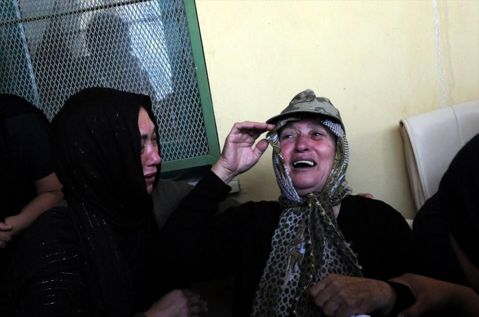 <p>Van'ın Çaldıran ilçesinin Tendürek Dağı bölgesinde güvenlik güçlerince yürütülen operasyonlarda, terör örgütü PKK militanları ile çıkan çatışmada şehit düşen Astsubay Üstçavuş Suat Petek'in (36) cenazesi, memleketi Osmaniye'nin Kadirli ilçesinde toprağa verildi. Törende, şehidin annesi Elif (sol 2) ve kardeşi Oğuzhan (sağ 2) Helvacı'yı yakınları teskin etmeye çalıştı.</p>
