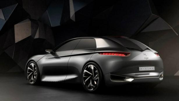 <p><strong>Citroen </strong><br />
Yeni tasarım anlayışını ilk kez fuarda meraklılara tanıtacak Citroen, DS Divine adındaki konsept otomobilin üzerindeki örtüyü kaldıracak.</p>

