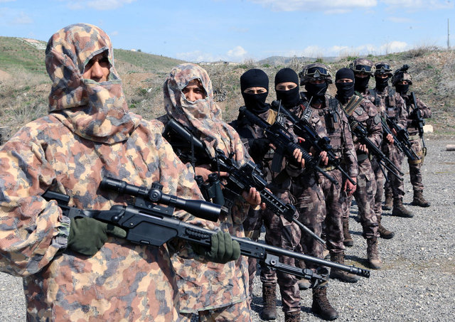 <p>Özel Harekât personeli, gönüllü amir ve polis memurları arasından, fiziken güçlü, soğukkanlı, disiplinli, atıcılıkta başarılı kişiler arasından seçiliyor ve zorlu Özel Harekât eğitimine tabi tutuluyor. </p>
<p> </p>