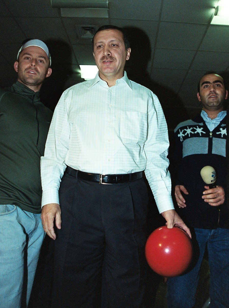 <p>AK Parti Genel Başkanı Recep Tayyip Erdoğan Haber Kameramanları Derneği'nin bowling turnuvasi ödül törenine katıldı. (3 Mar 2002)</p>
