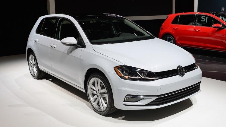 <p><span style="color:#FFA07A"><strong>VW GOLF</strong></span></p>

<p>Volkswagen'in C sınıfındaki temsilcisi Golf makyaj operasyonundan geçti.</p>
