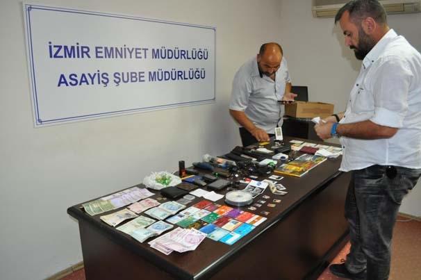 <p>İzmir’in Menderes ilçesinde bir minibüste yakalanana seri cinayet zanlısı Atalay Filiz’in üzerinden kendi kimliği, kendisi ve başkalarının fotoğraflarının bulunduğu dört adet sahte kimlik, üç adet ehliyet belgesi, 14 adet kendi ve başkaları adına faal olan kredi ve banka kartları, iki adet avcı bıçağı, biber gazı ile 25 bin TL’ye denk gelen miktarda para çıktı.</p>
