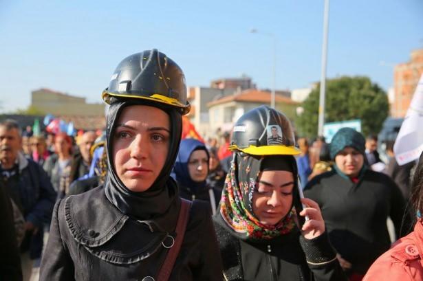 <p>Soma'da 301 madencinin yaşamını yitirdiği facianın bugün yapılacak ilk duruşması öncesi Akhisar Ağır Ceza Mahkemesi duruşma salonu çevresinde güvenlik önlemi alındı. Madenci aileleri, salona giriş yapmaya başladı. Bazı aileler, üzerinde vefat eden madencinin ismi yazılı kaskla duruşmaya geldi.</p>
