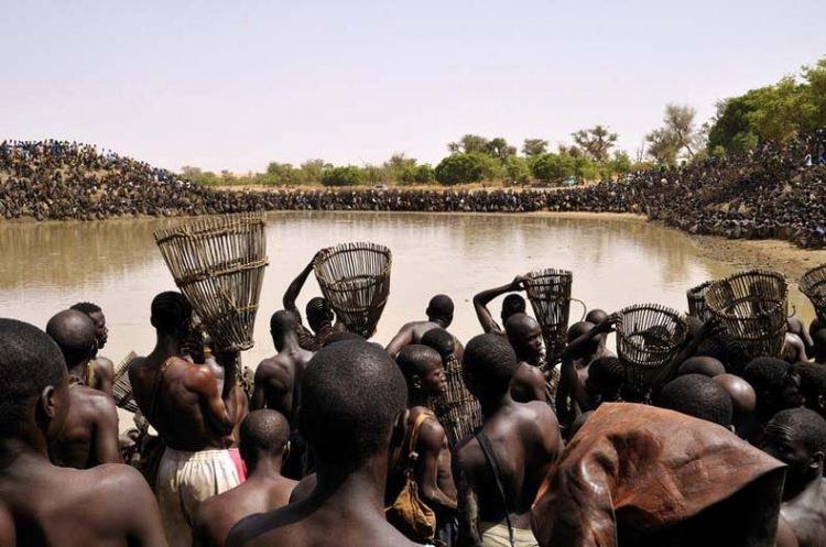 <p>Afrika yerlileri bu dönemde çekilen suların içinde kalan balıkları yakalamak için özel bir gün, özel bir festival tertip etmişler. Bu güne kadar bu gölden balık avlamak yasak. Göle kutsiyet atfedip göldeki balıkları yokluk zamanına kadar korumuş oluyorlar.</p>
<p> </p>