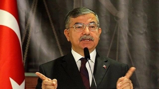 <p>MİLLİ EĞİTİM BAKANI İSMET YILMAZ<br />
<br />
İstanbul Teknik Üniversitesi Denizcilik Fakültesi İstanbul Üniversitesi Hukuk Fakültesi</p>