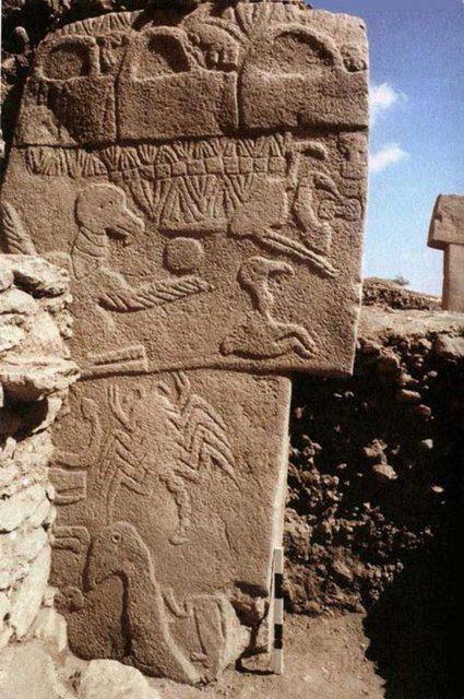 <p>İçindeki taşlar üzerinde işlenmiş akrep, tilki, boğa, yılan, yaban domuzu ve aslan gibi zamanında Anadolu’da yaşayan hayvanların figürleri yer almaktadır.</p>
<p> </p>