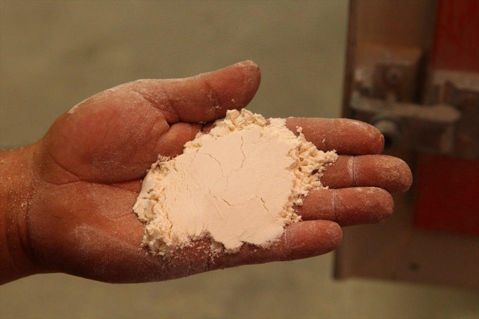 <p>Un fabrikası müdürü Dinçer Çakmak da özenle yetiştirilen ve tarladan fabrikaya gelen buğdayın, çeşitli işlemlerden geçirilerek un haline getirildiğini anlattı.</p>

<p> </p>
