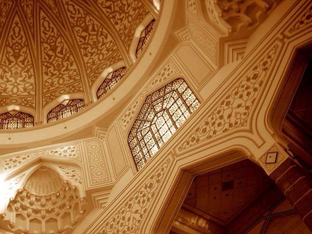 <p>Yemeğe oturmadan ellerini yıkayıp sağ ve sol elin başparmağıyla gözlerini mesh ederdi.</p>
<p> </p>